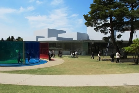 SANAA設計の街と共に成長する「金沢21世紀美術館」
