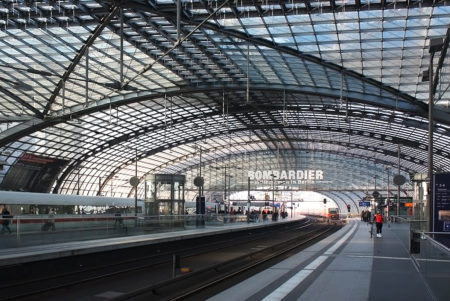 出会いと別れを彩り、新たな時代を築く「ベルリン中央駅」
