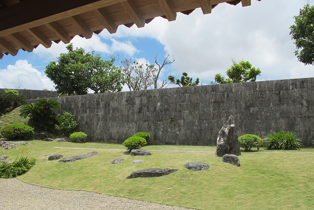琉球石灰岩をたくみに利用した本格的な庭園