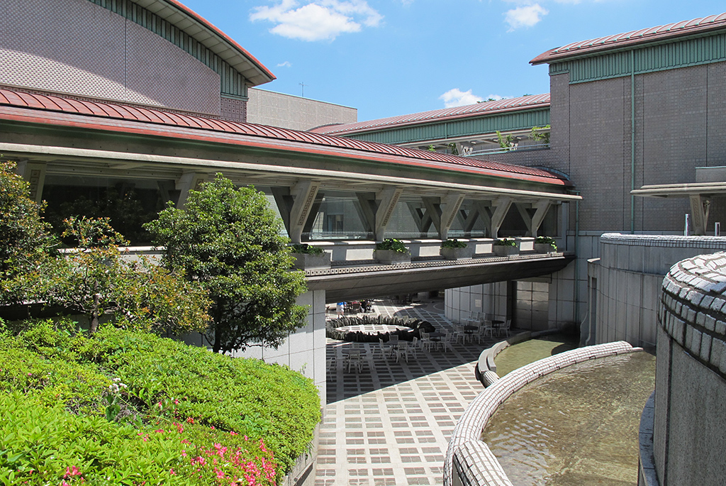 緑溢れる「砧公園」とその豊かな自然に佇む「世田谷美術館」