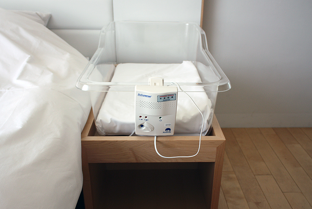 呼吸センサー付きで安心の新生児用ベッド