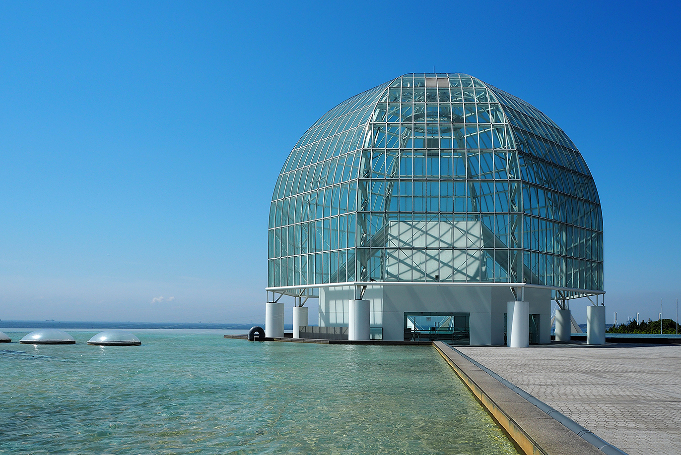 世界の海を谷口吉生が設計した「葛西臨海水族園」