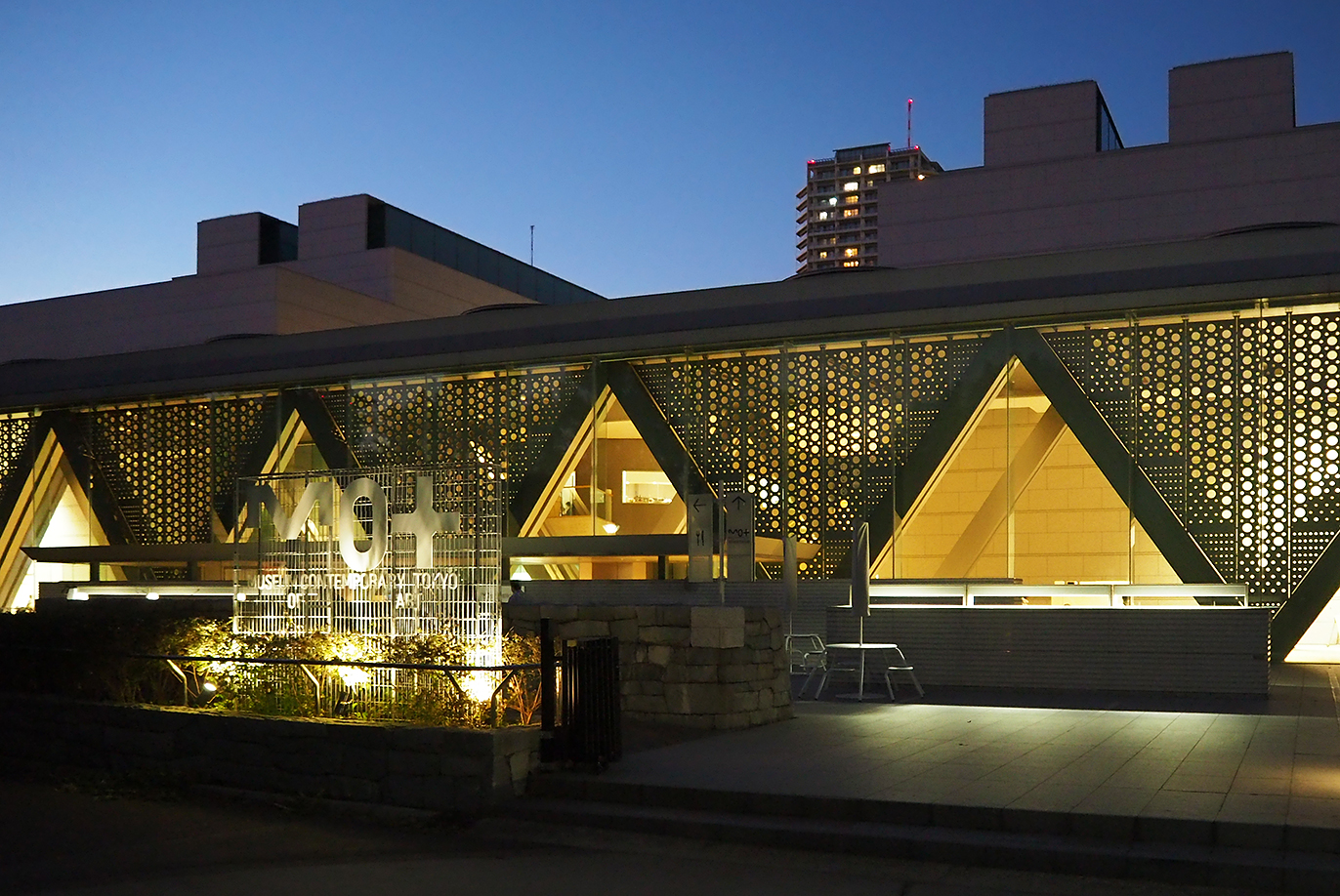 新たなサインで街と繋がる「東京都現代美術館」