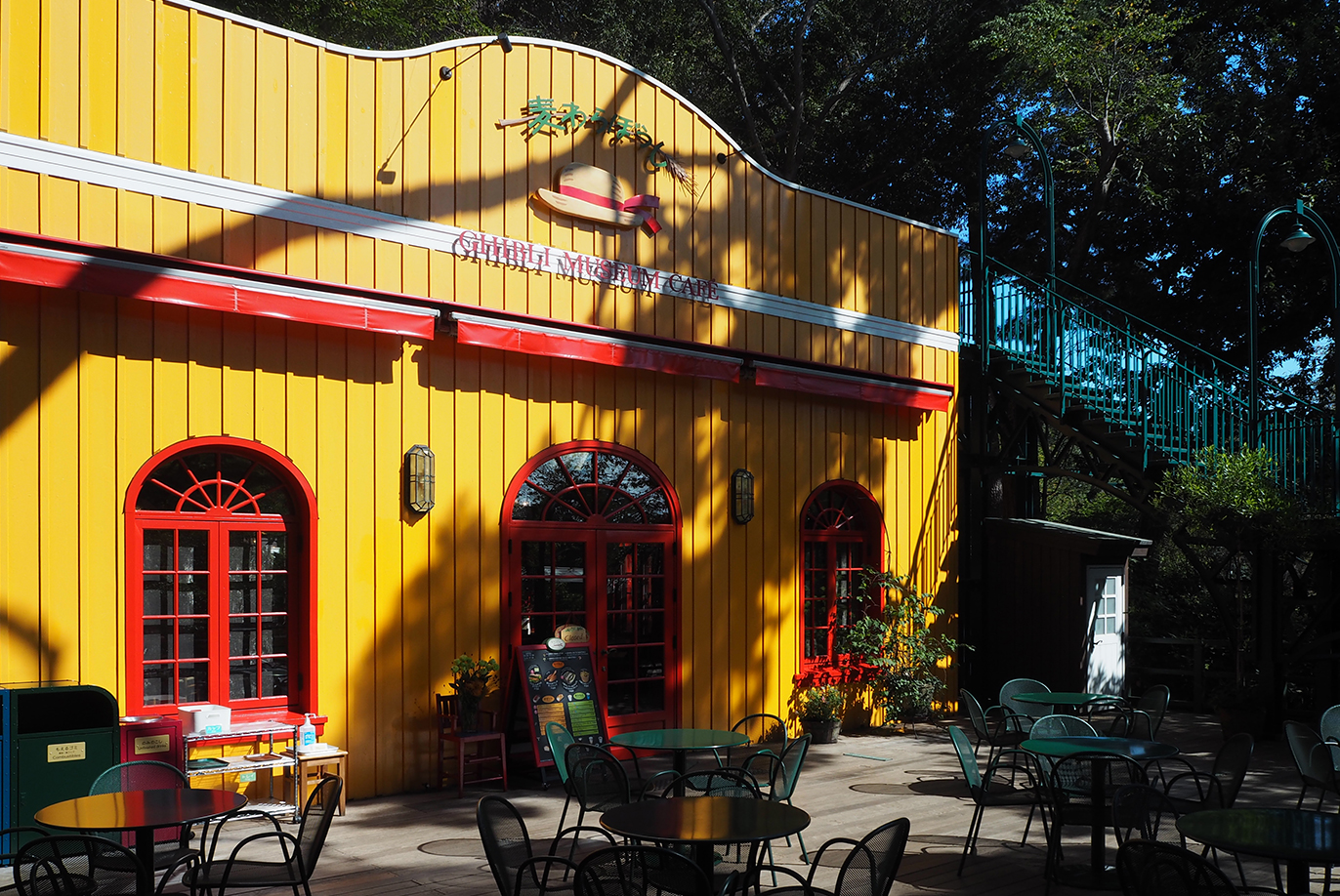 オレンジの外壁が特徴的なカフェ「麦わらぼうし」