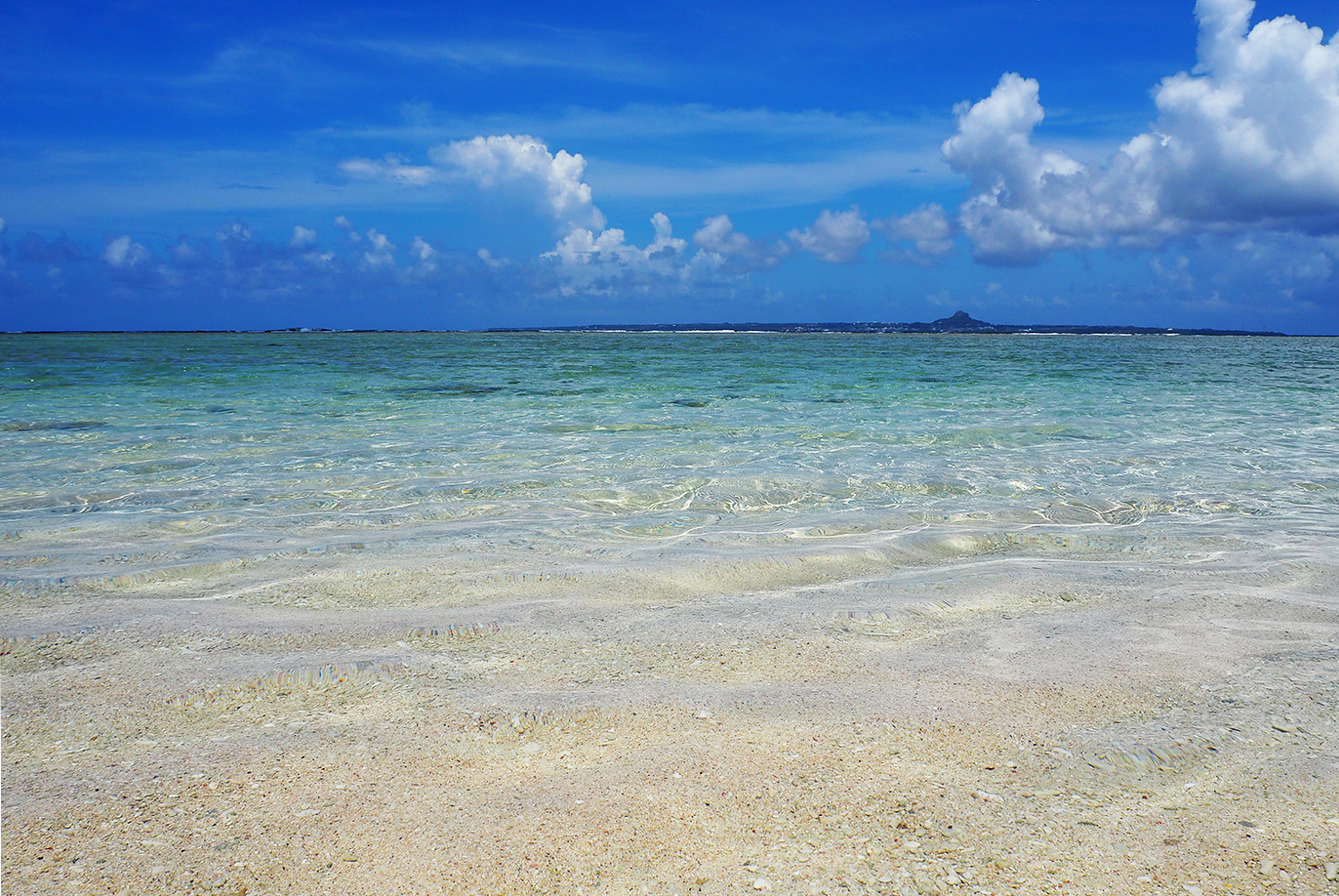 透明度抜群のビーチで遊ぶ「ヒルトン沖縄瀬底リゾート」