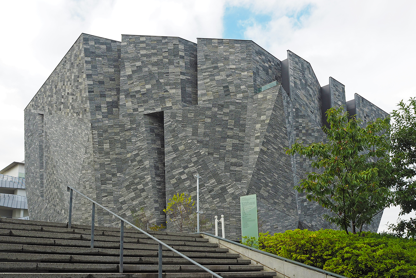隈研吾が石の建築の集大成と語る「角川武蔵野ミュージアム」