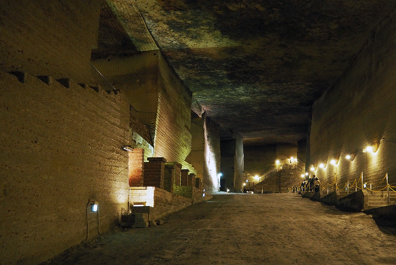 宇都宮に眠る異世界の地下神殿「大谷資料館」