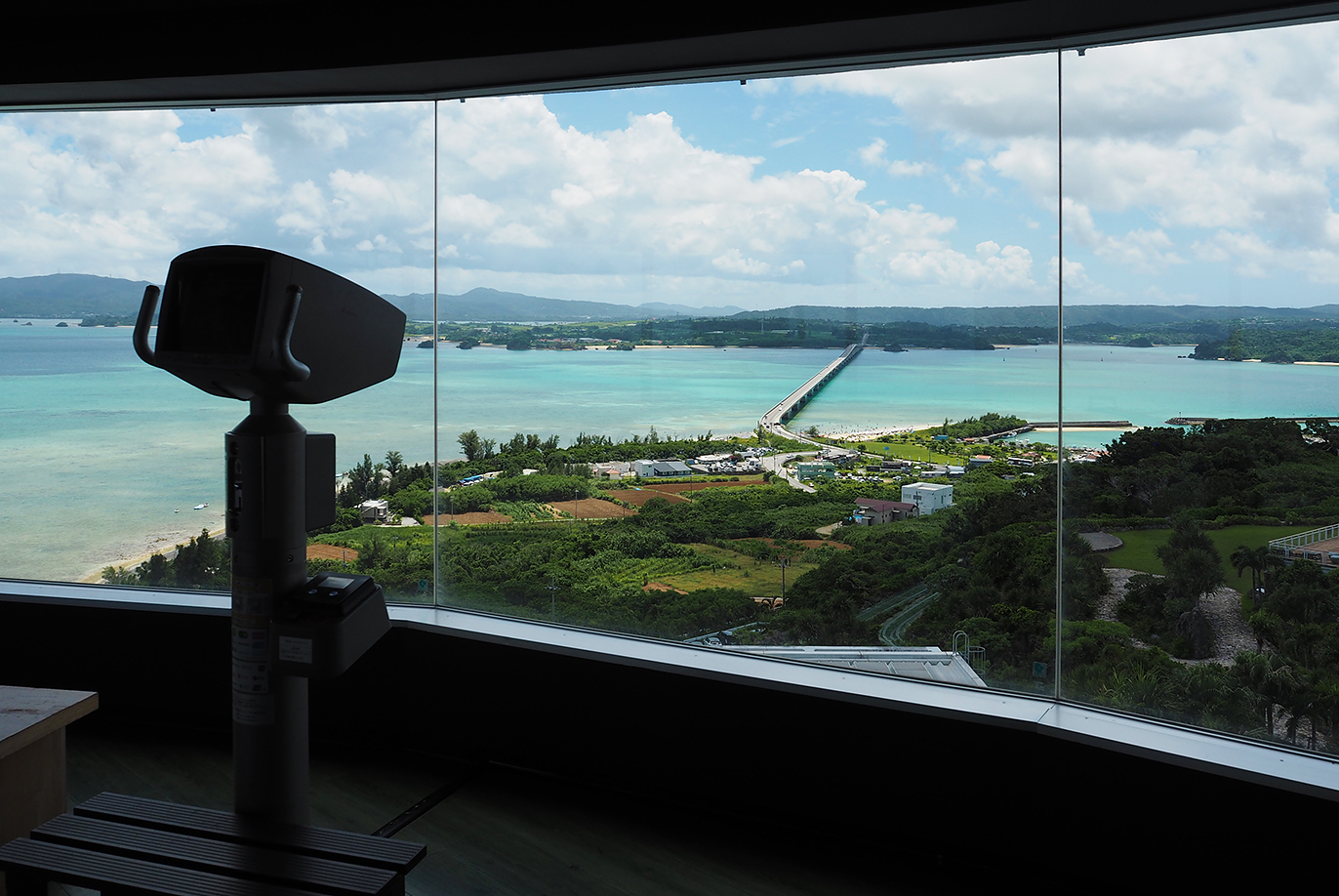 青のパノラマを満喫できる展望フロア