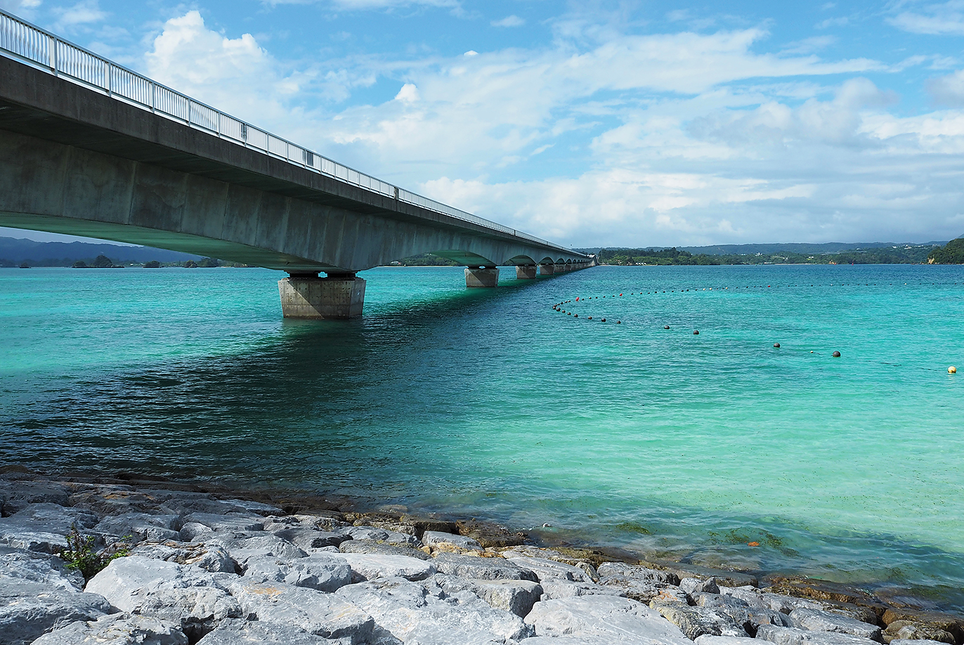 古宇利大橋のたもとで海水浴を楽しむ「古宇利ビーチ」