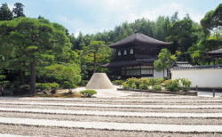 質素で侘び寂びの美を備えた東山文化の象徴「銀閣寺」