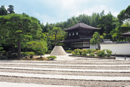 質素で侘び寂びの美を備えた東山文化の象徴「銀閣寺」