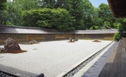 白砂と15個の石が織りなす石庭に魅せられる「龍安寺」