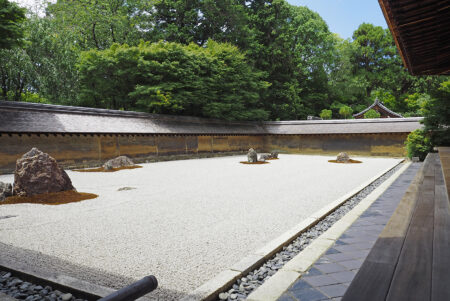 白砂と15個の石が織りなす石庭に魅せられる「龍安寺」